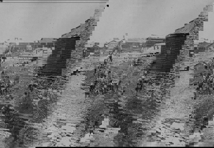 Bygging av rørledningen til maskinhuset